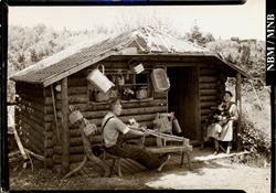 photographie : Famille wolastoqiyik avec des paniers, Nouveau-Brunswick, c. 1935 