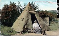 carte postale : Annie Sacobie  l'entre d'un wigwam en corce de bouleau, Evandale, Nouveau-Brunswick, c. 1908 