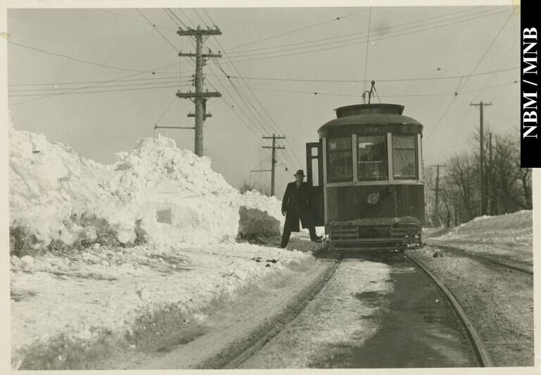 Tramway en hiver, Sydney J. Wakeham sur le marchepied, chemin Manawagonish, Saint John, Nouveau-Brunswick