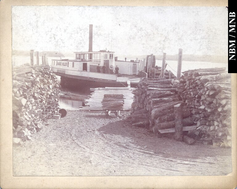 Le bac Maggie Miller  quai avec du bois  pte, Millidgeville, Saint John, Nouveau-Brunswick 