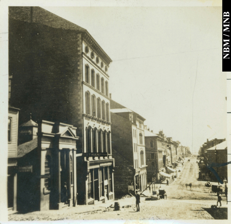 Reproduction dune photo, v. 1865 : vue de Chipman Hill en direction de la rue Prince William, Saint John, Nouveau-Brunswick