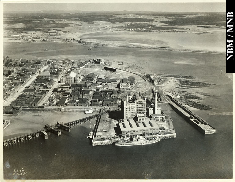 Vue arienne de la raffinerie Atlantic Sugar et de Lower Cove montrant la caserne et le centre dexposition, Saint John, Nouveau-Brunswick