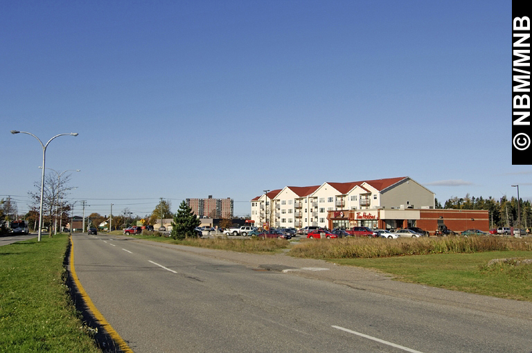 Vue de lavenue University en direction du complexe rsidentiel The Anchorage, Saint John, Nouveau-Brunswick