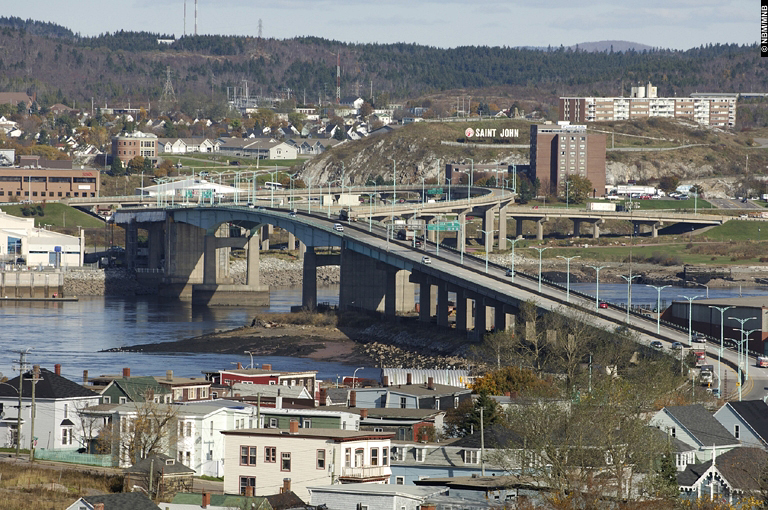 Vue du pont Harbour en direction du fort Howe, Saint John, Nouveau-Brunswick
