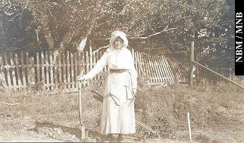 Alice de Kessler Webster travaillant dans un jardin